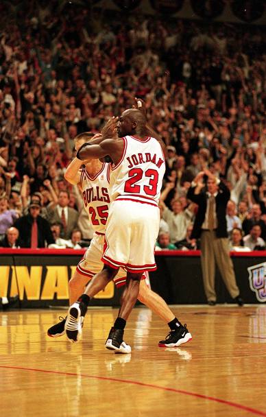 1997, gara-6 Chicago Bulls vs Utah Jazz, Steve Kerr e Michael Jordan festeggiano (Nba)